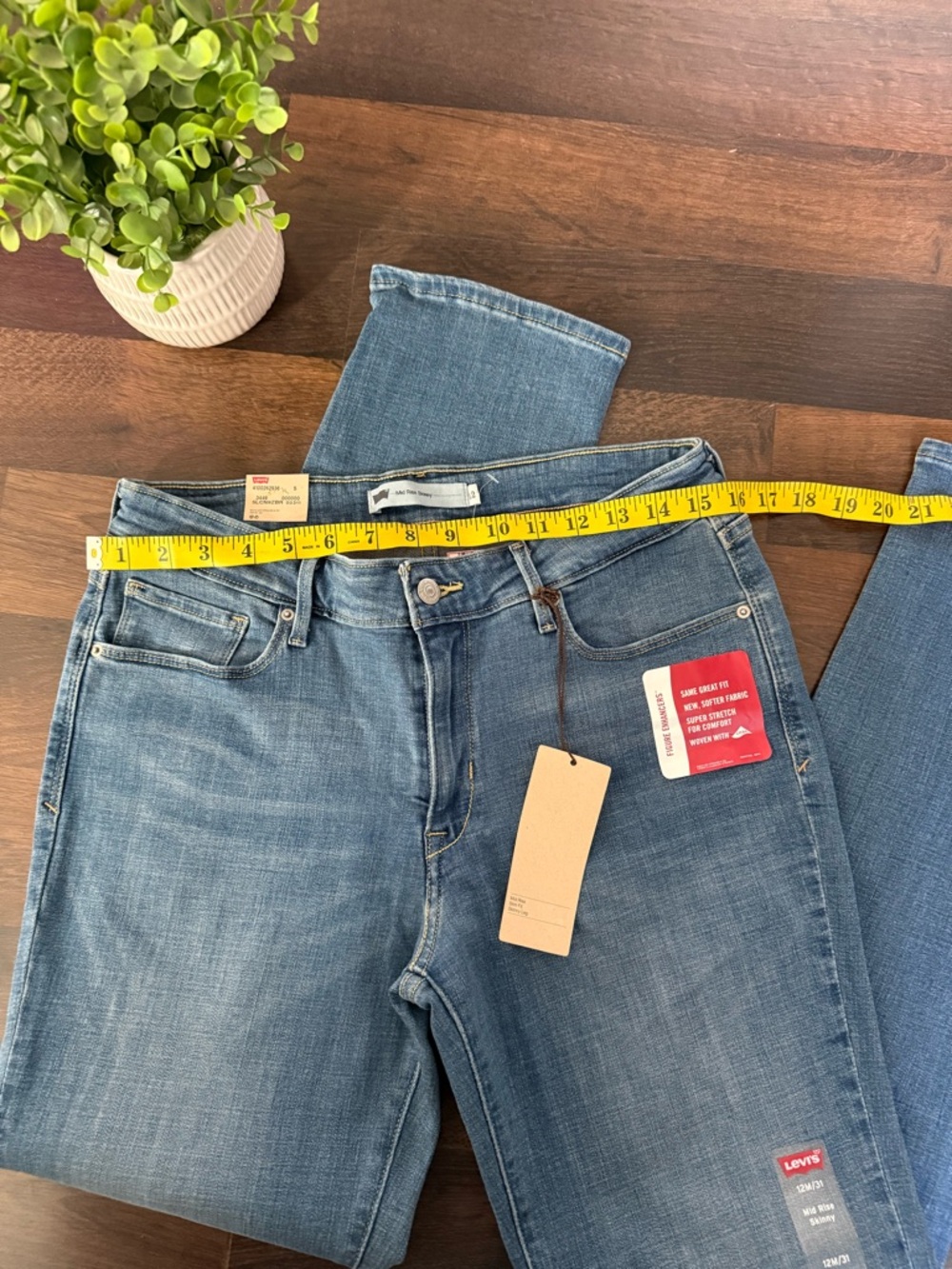 Levi's Mid Rise Skinny Jeans - Picture 4 of 9